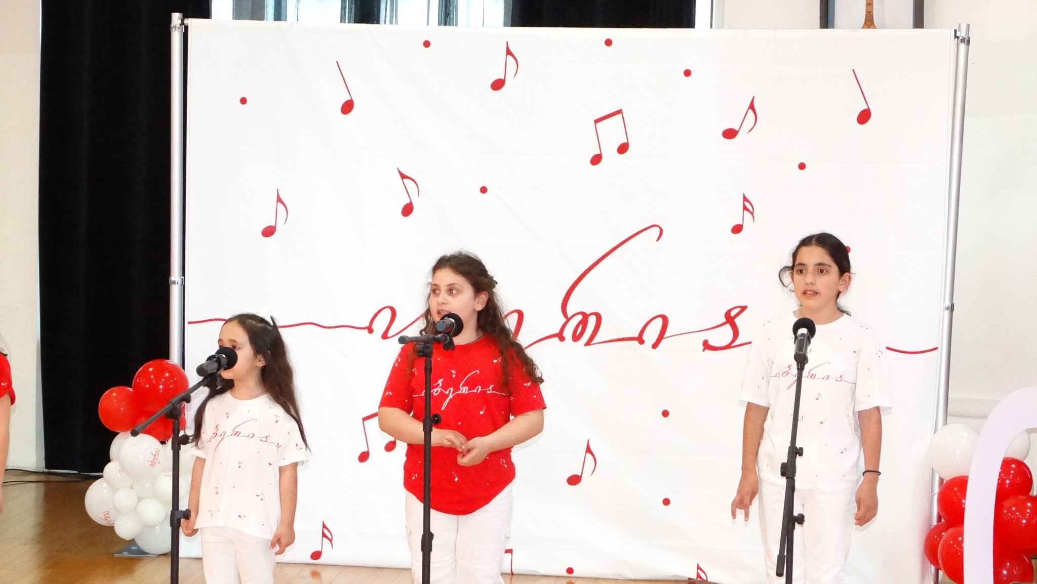Ensemble soloists at the microphones